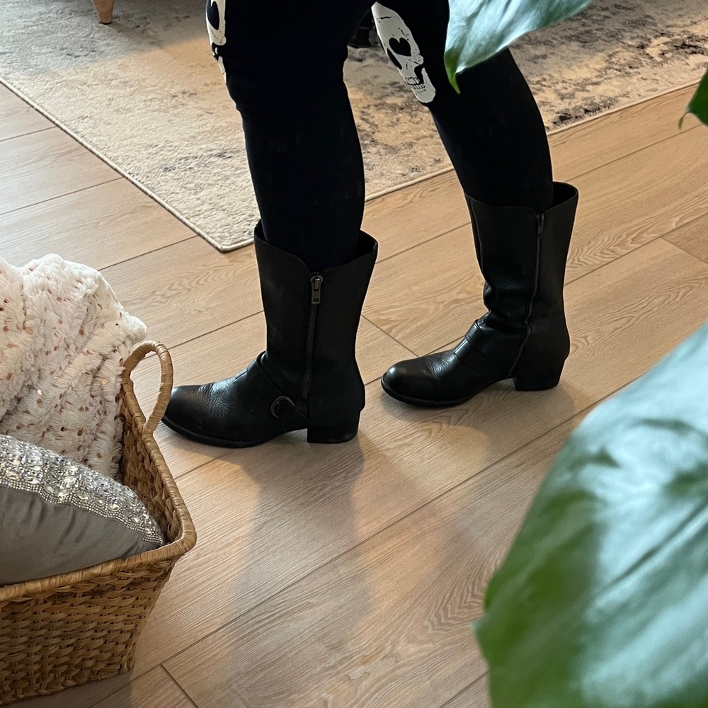 Born boots size 9M, excellent condition